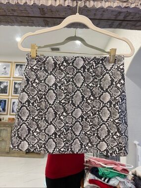 H&M Snakeskin Faux Leather Mini Skirt Size 4